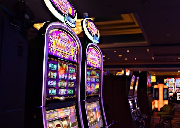 တိုက်ရိုက် ကာစီနို Live Dealer ဒိုင်လူကြီးနှင့် ကစားနေသော ပုံ